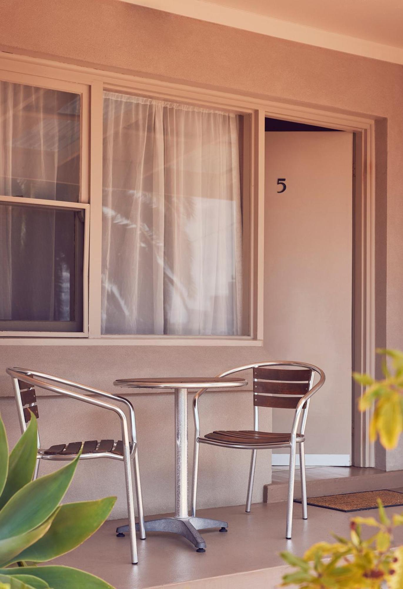 Holiday Lodge Motor Inn Нарума Экстерьер фото