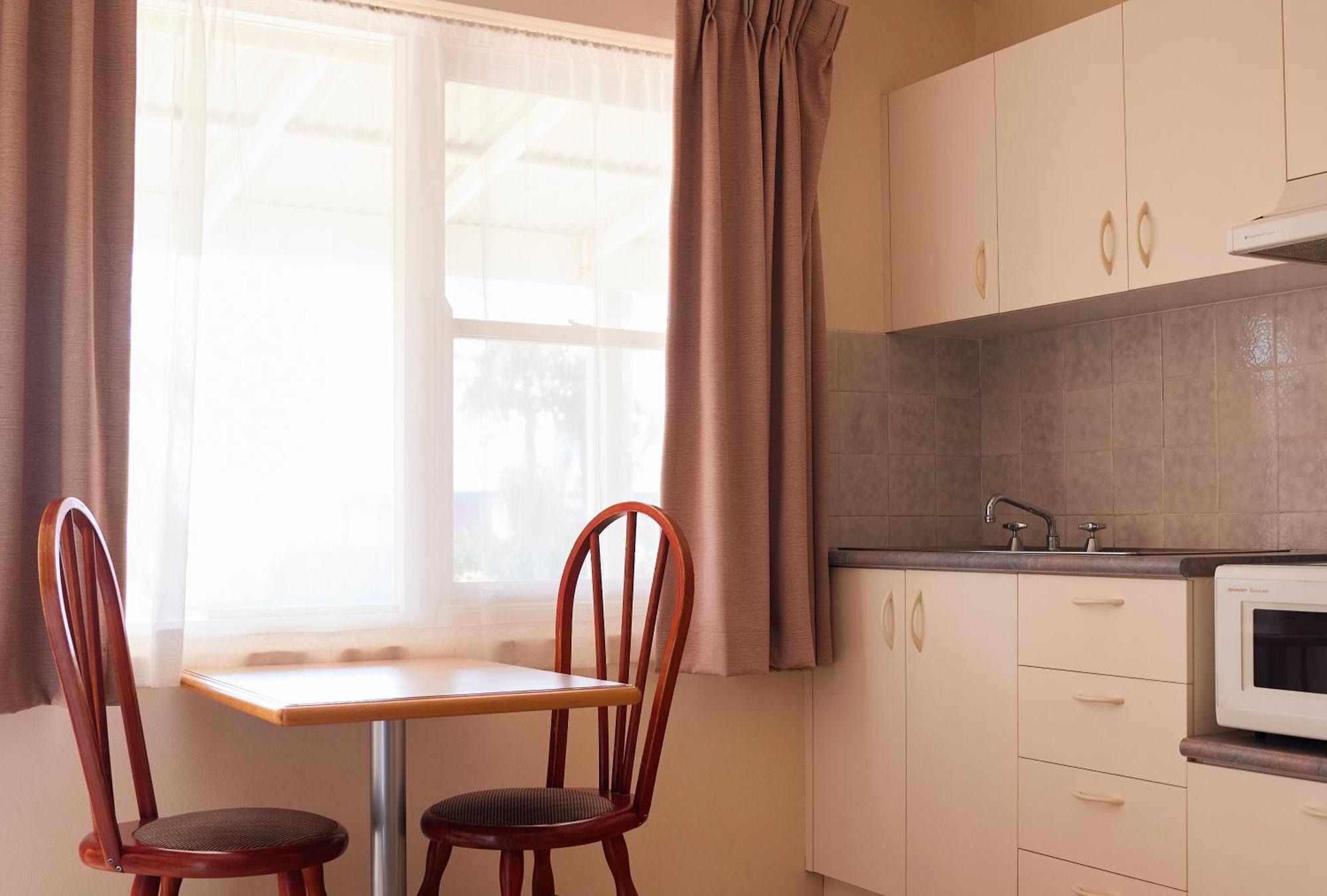 Holiday Lodge Motor Inn Нарума Экстерьер фото