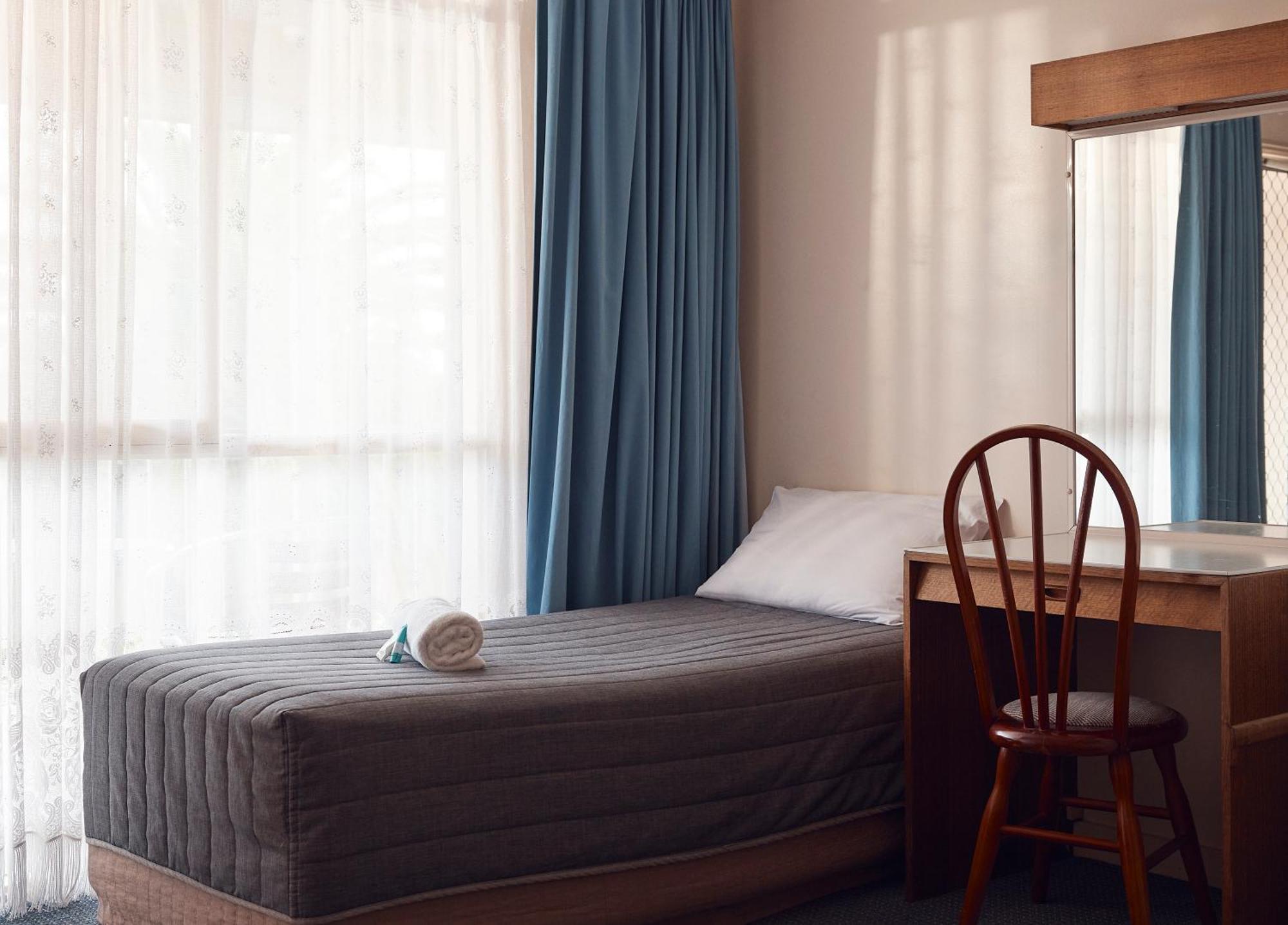 Holiday Lodge Motor Inn Нарума Экстерьер фото